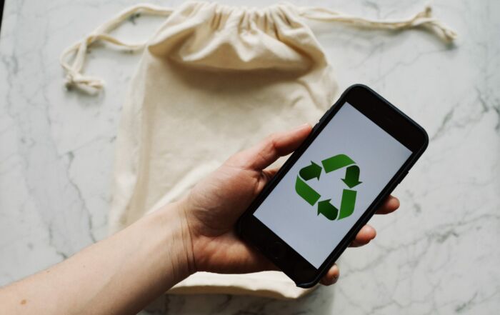 Free Faceless person showing recycle symbol on mobile phone screen Stock Photo